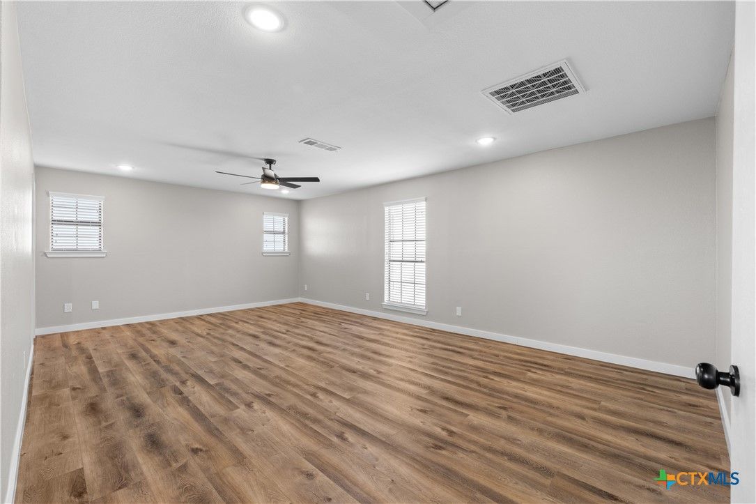 Empty room, Interior, Recessed Lighting, Wood Texture Flooring