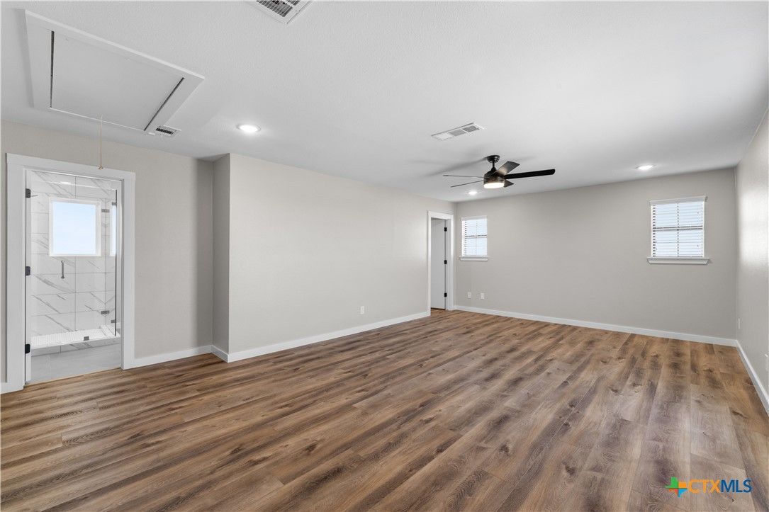 Empty room, Interior, Recessed Lighting, Wood Texture Flooring