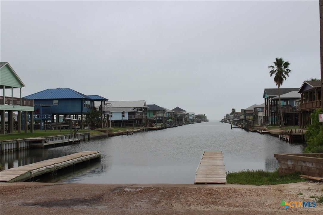 Exterior, Lake