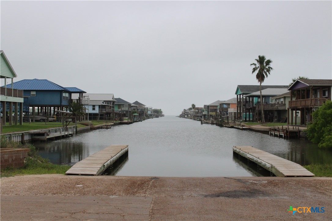 Exterior, Lake