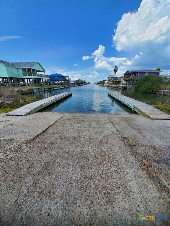 Exterior, Lake