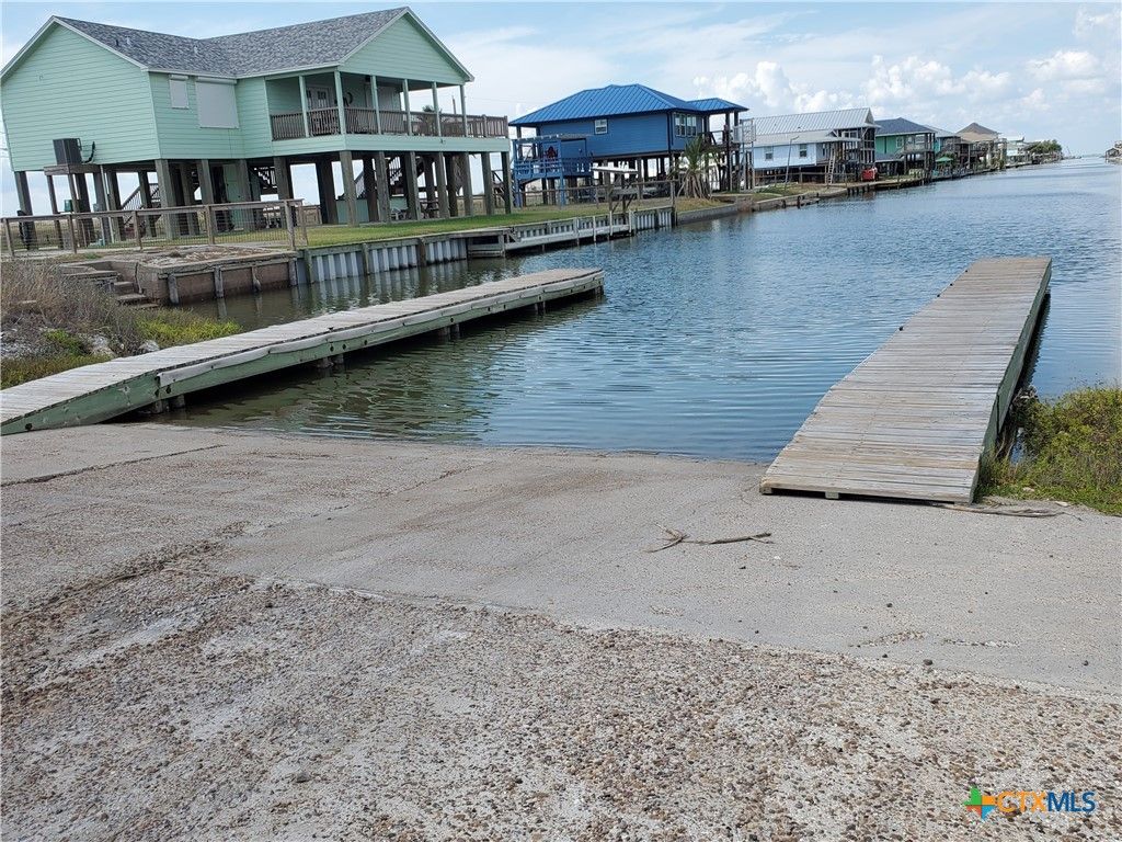 Exterior, Lake