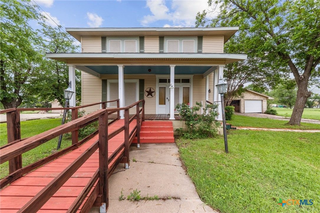 Exterior, Facade, American Foursquare
