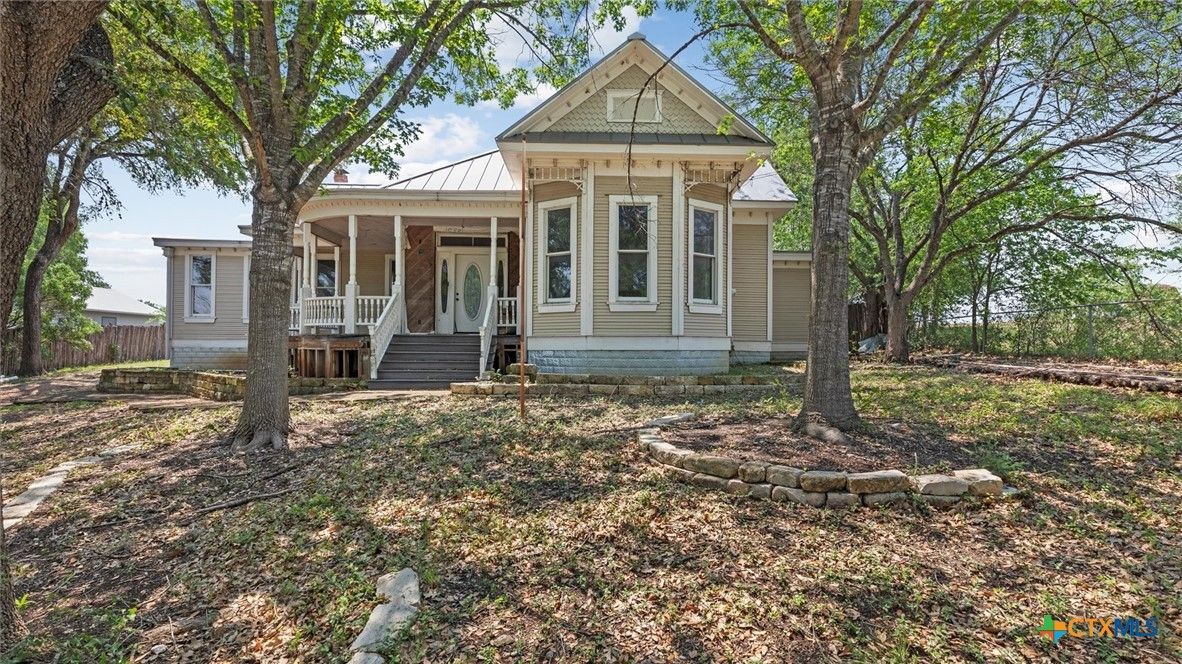 Backyard, Exterior, Facade, Queen Anne Victorian