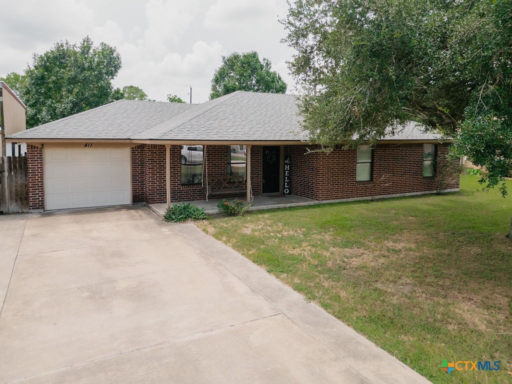 Attached, Backyard, Exterior, Facade, Brick Facade, Ranch