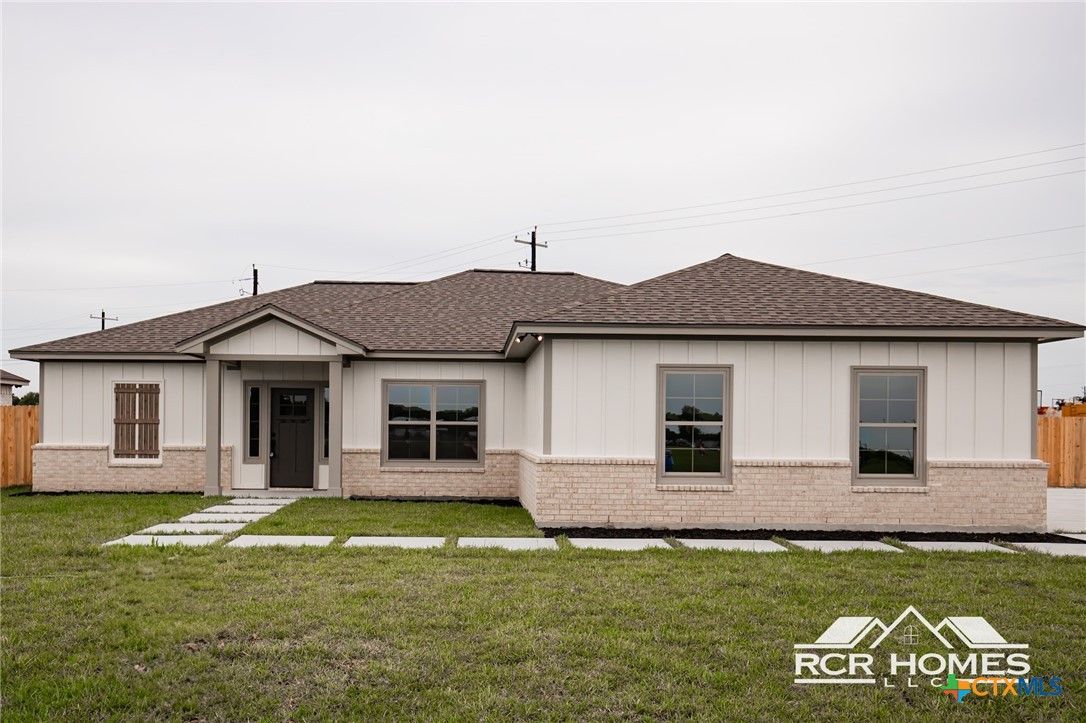 Backyard, Exterior, Facade, Ranch