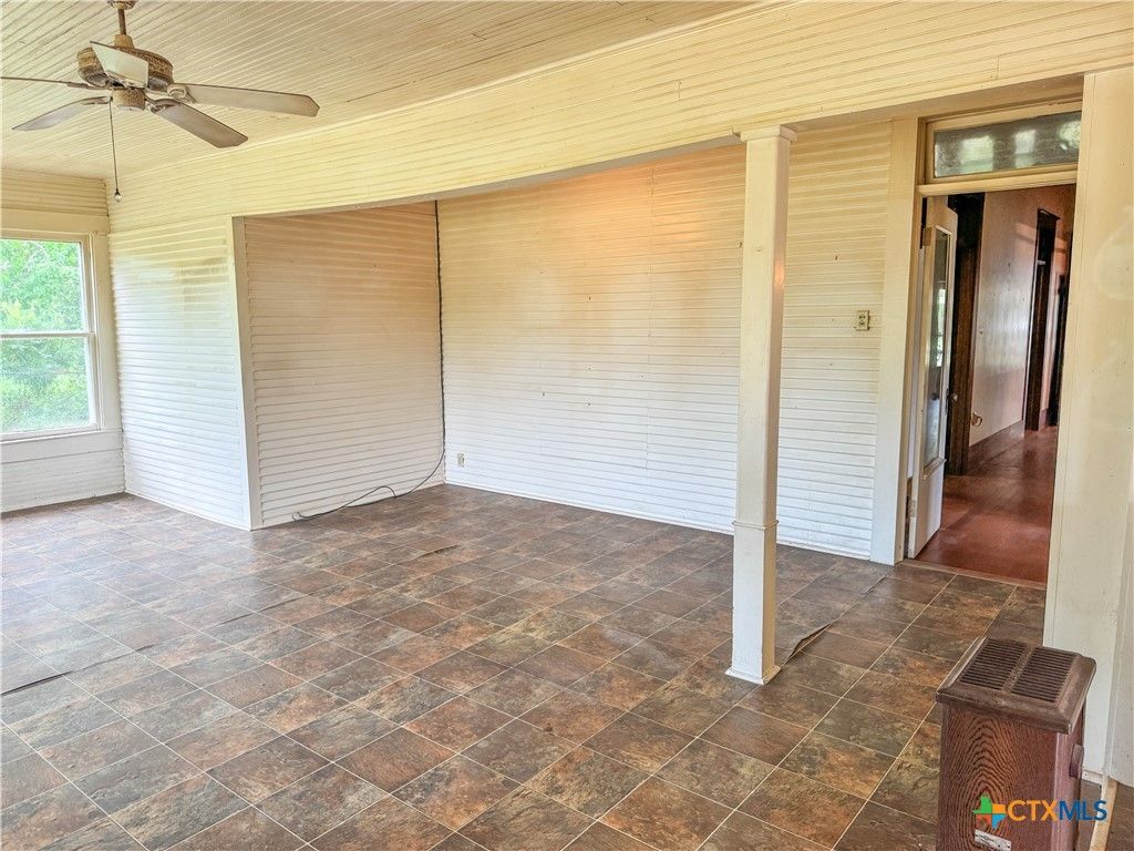 Empty room, Interior