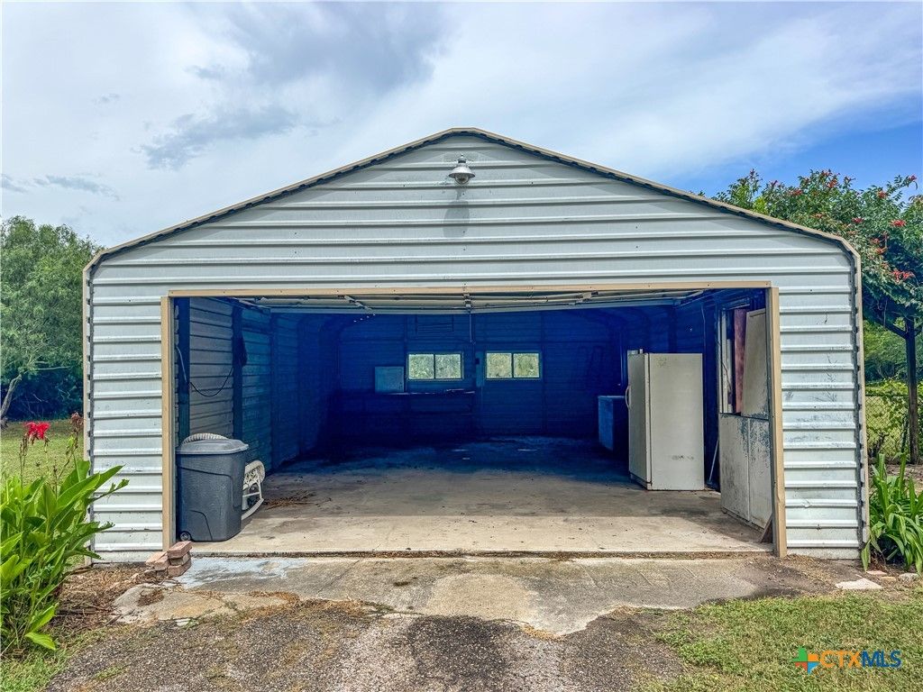 Detached Garage, Exterior