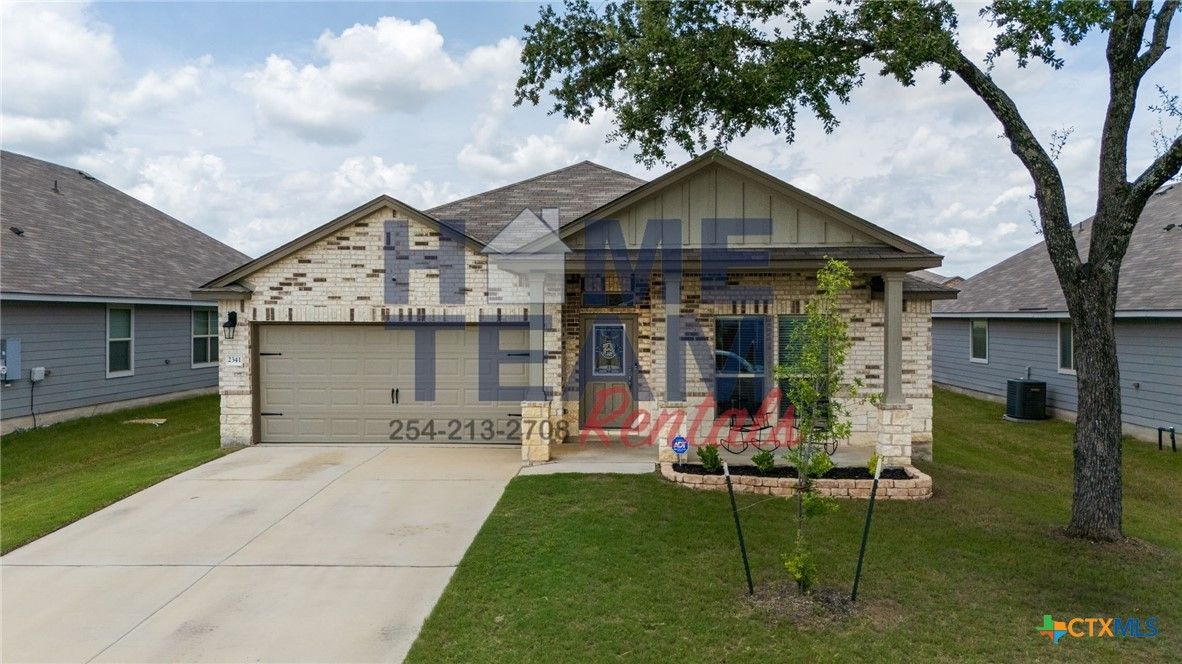 Attached, Exterior, Facade, Brick Traditional