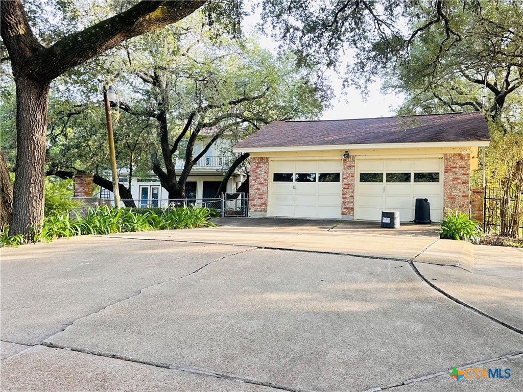 Attached, Exterior, Facade, Brick Facade, Ranch