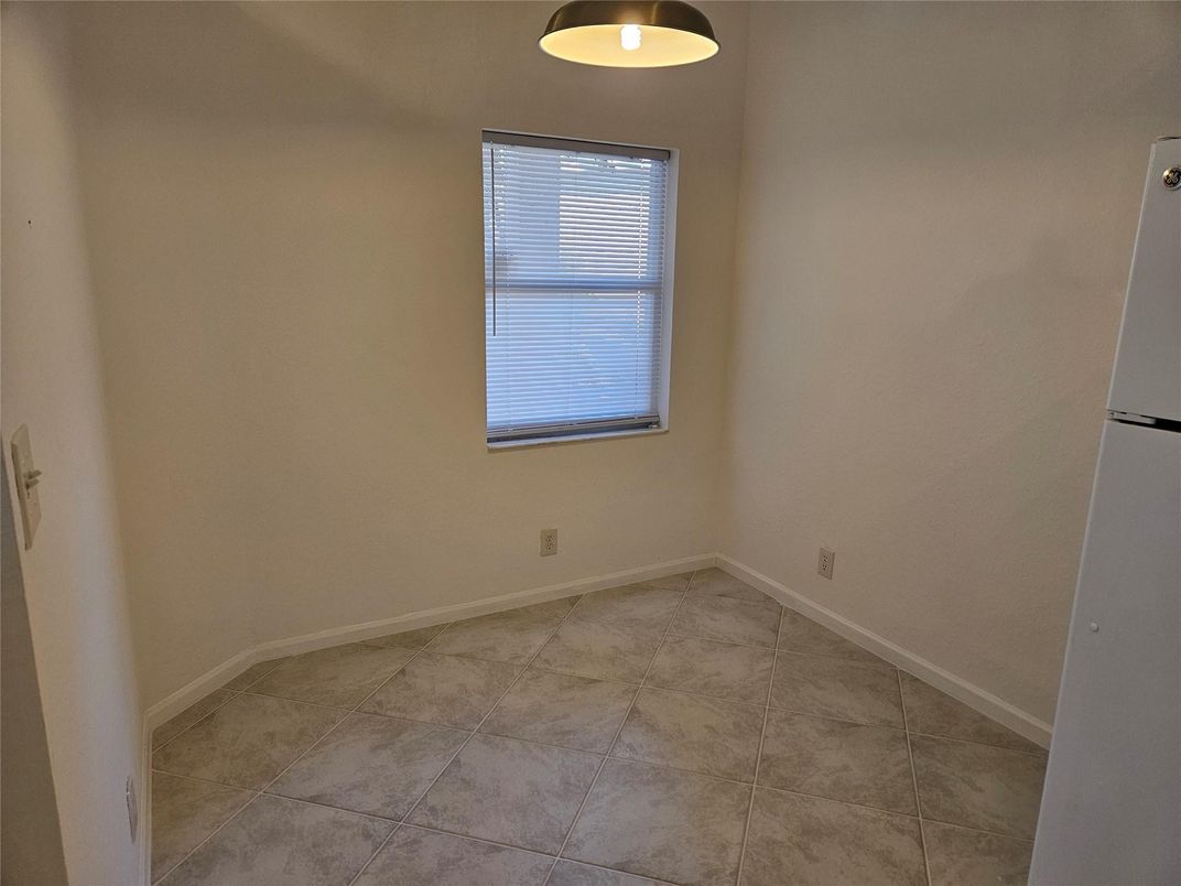 Empty room, Interior, Pendant Lights