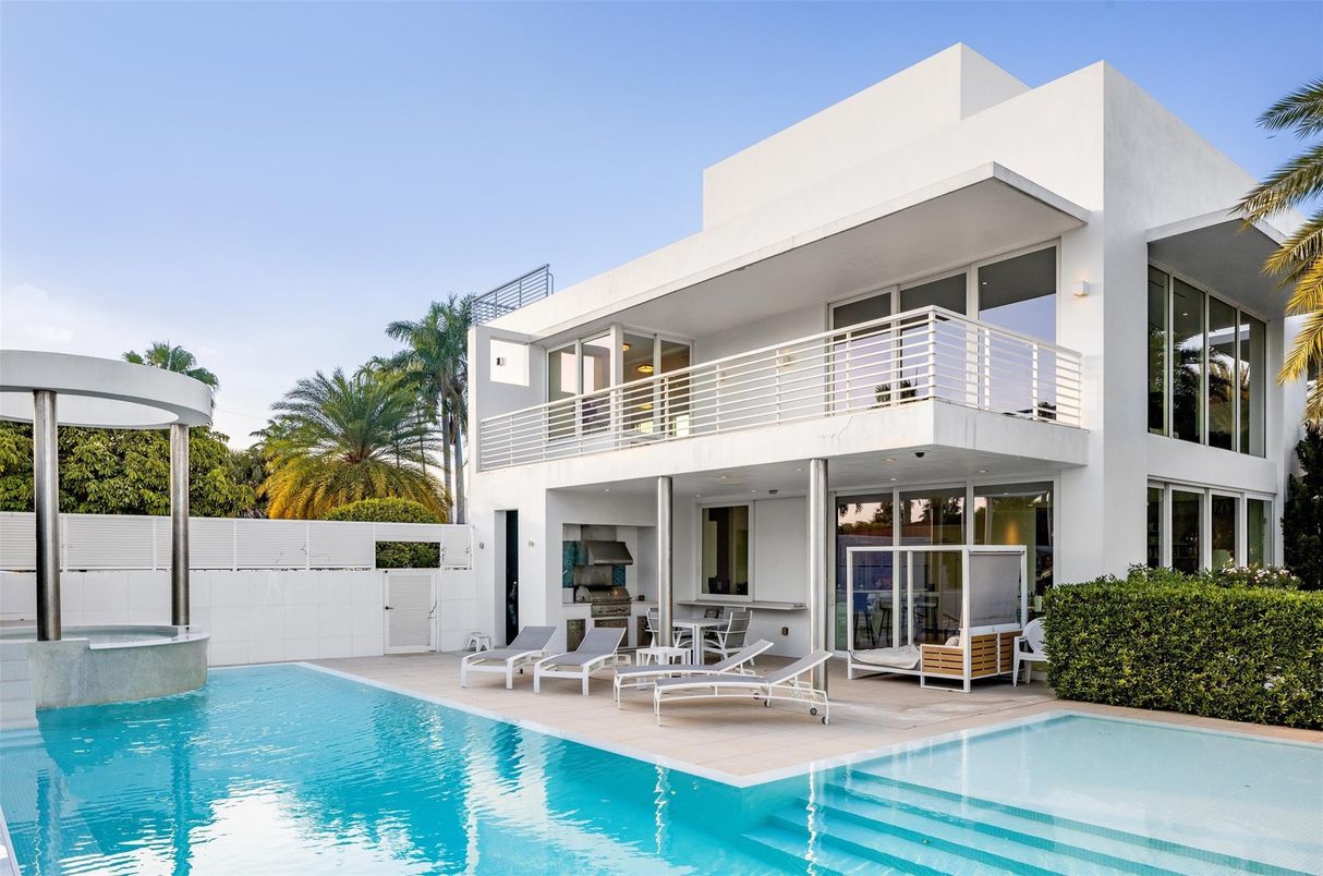 Exterior, Facade, Pool, Modern