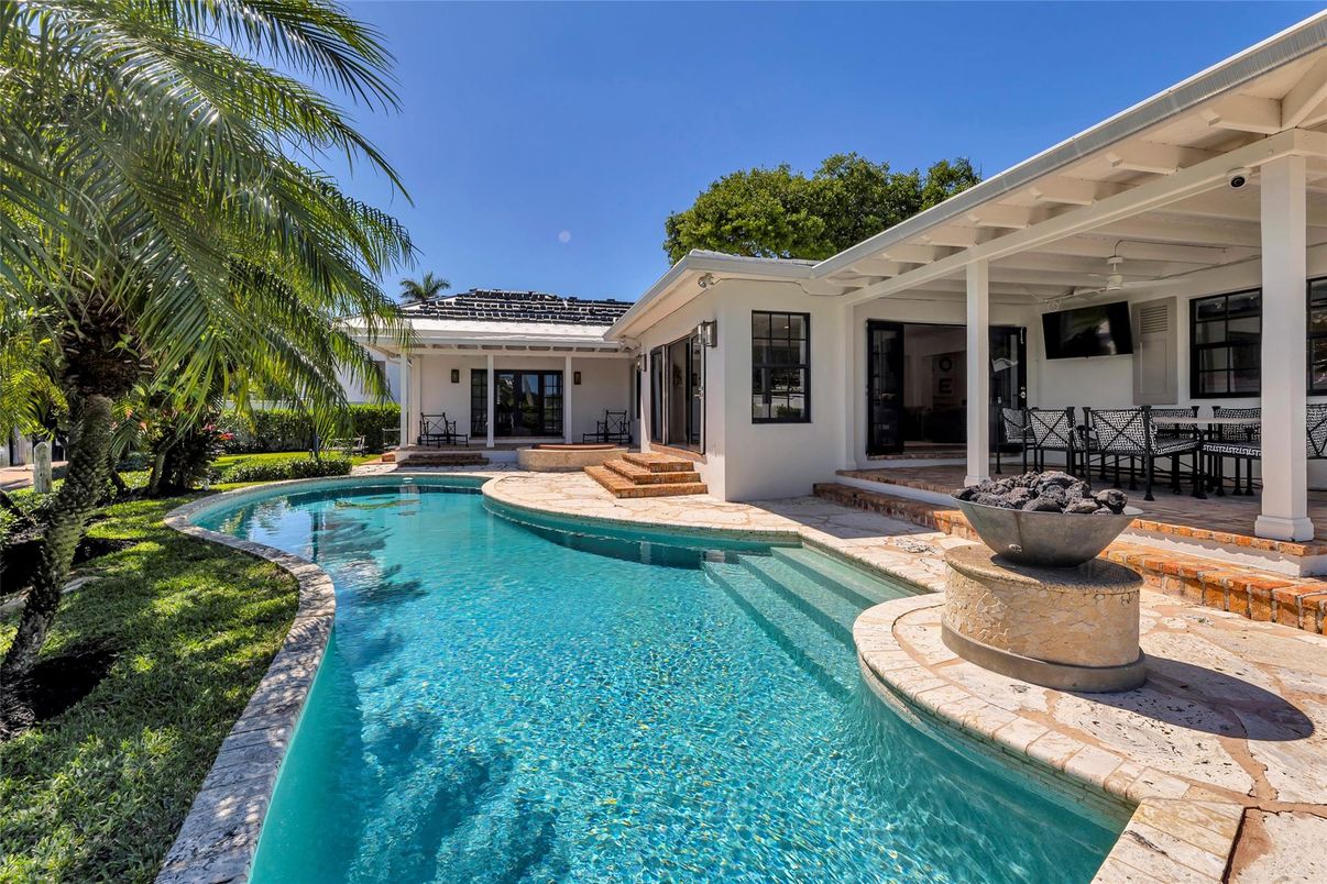 Exterior, Pool