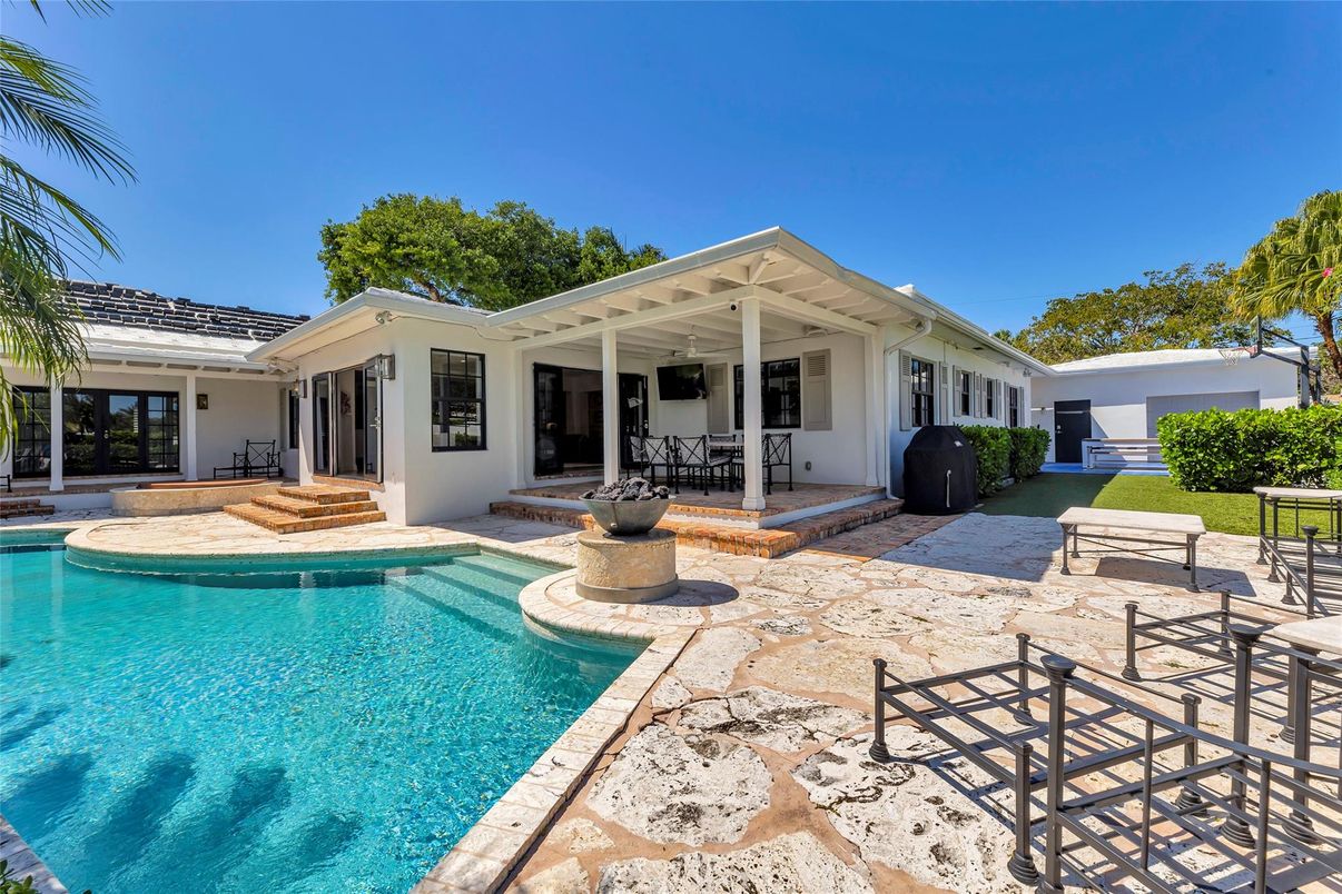 Exterior, Pool