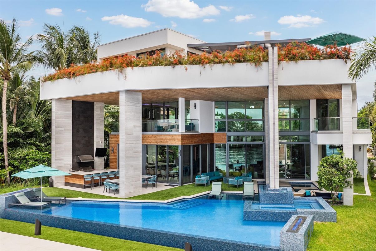 Exterior, Facade, Pool, Modern