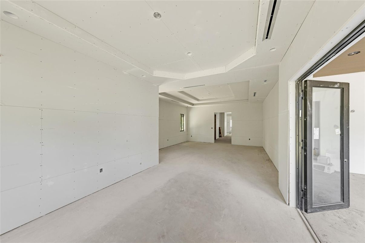 Empty room, Interior