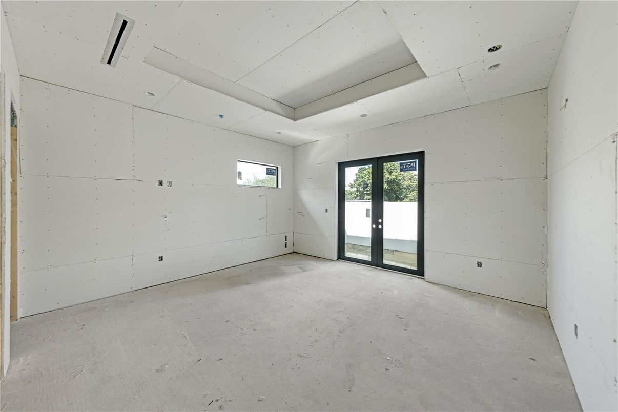 Empty room, Interior