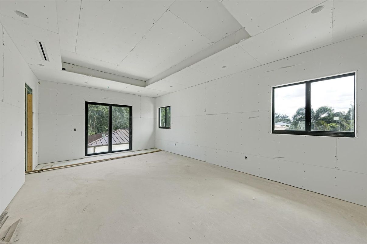 Empty room, Interior