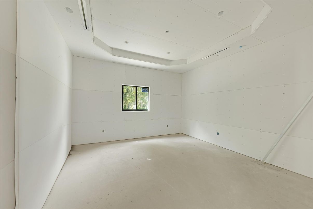 Empty room, Interior
