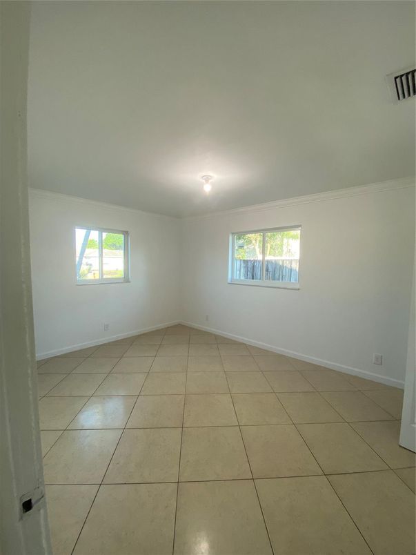 Empty room, Interior