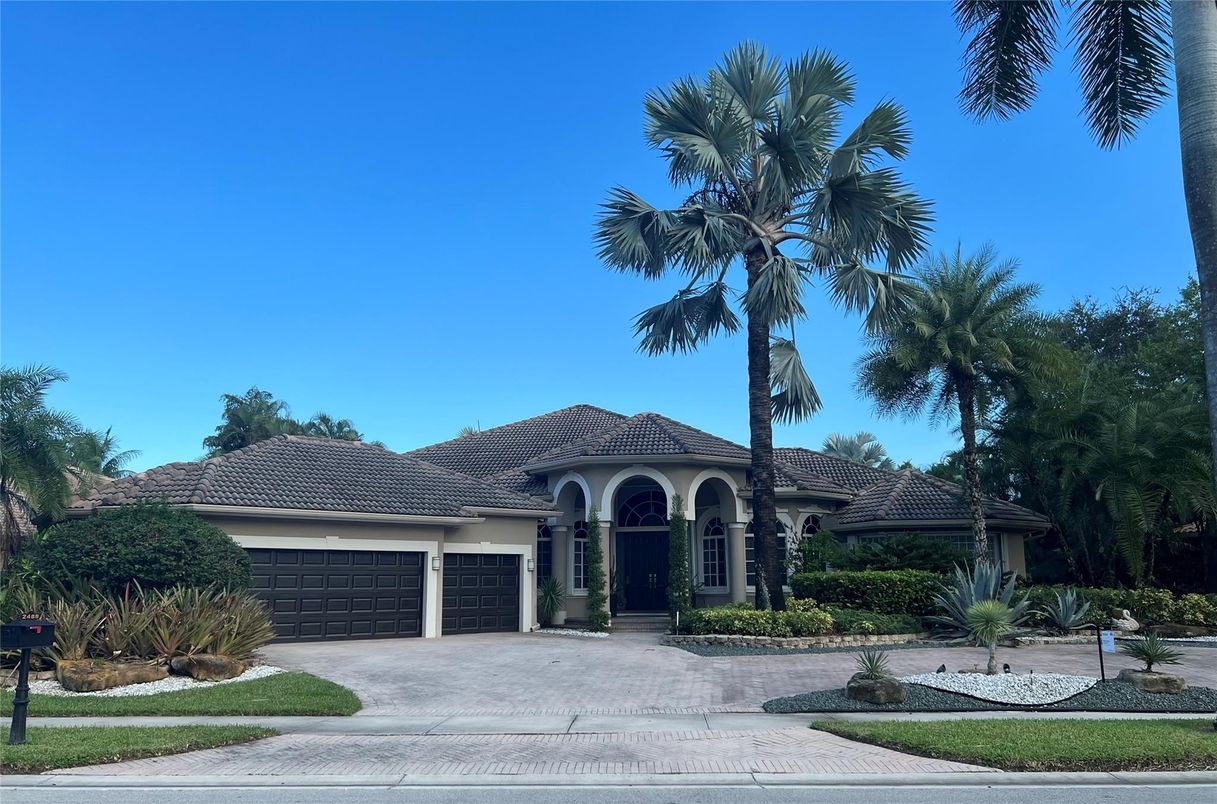 Attached, Exterior, Facade, Mediterranean