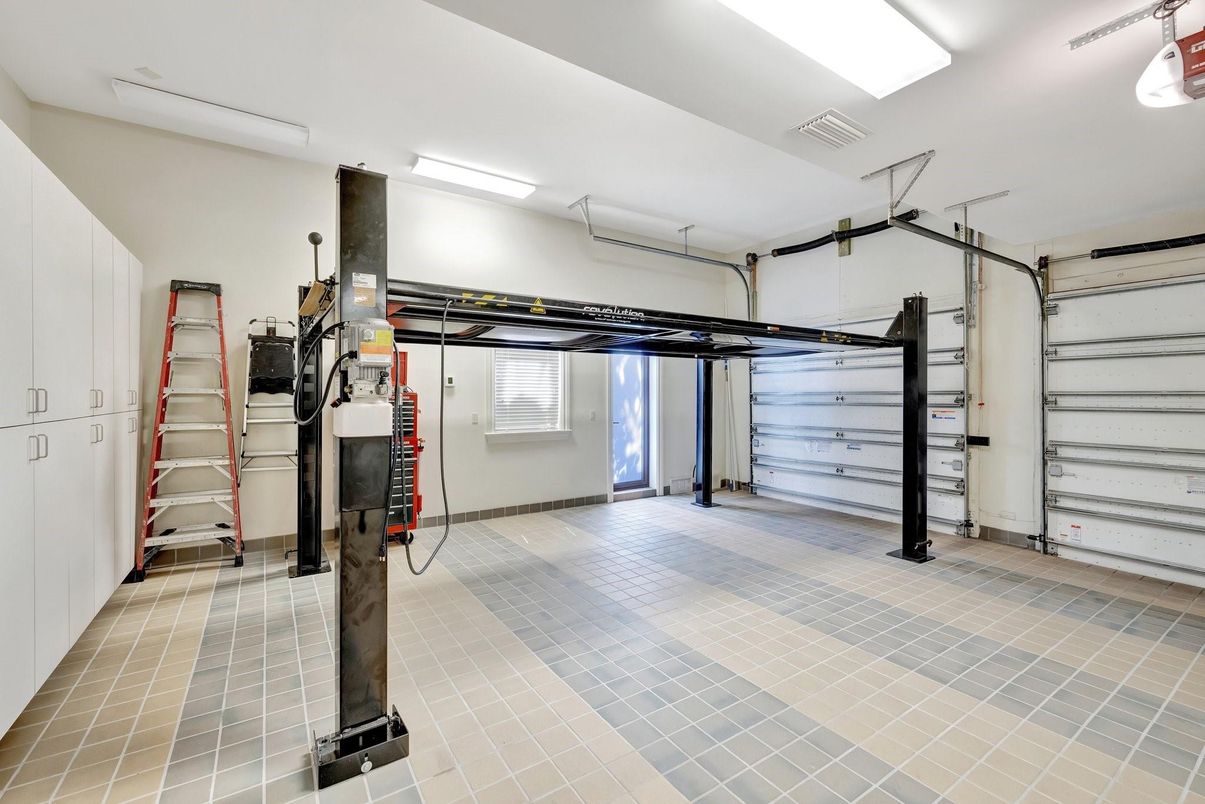 Garage, Interior