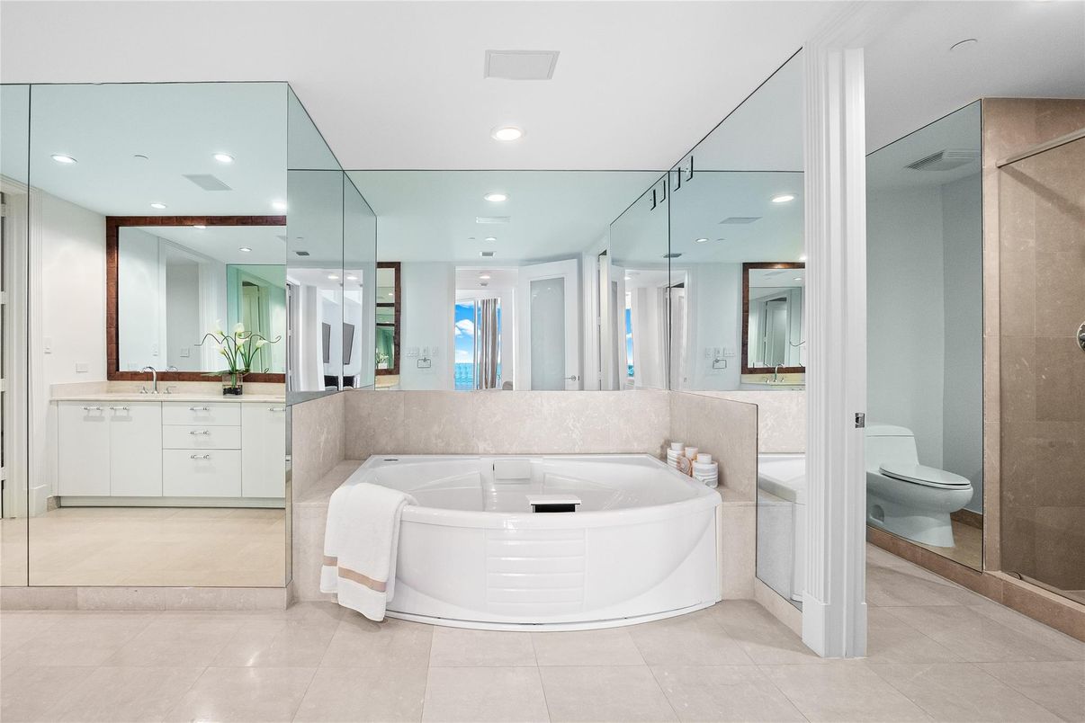 Bathroom, Interior, Recessed Lighting