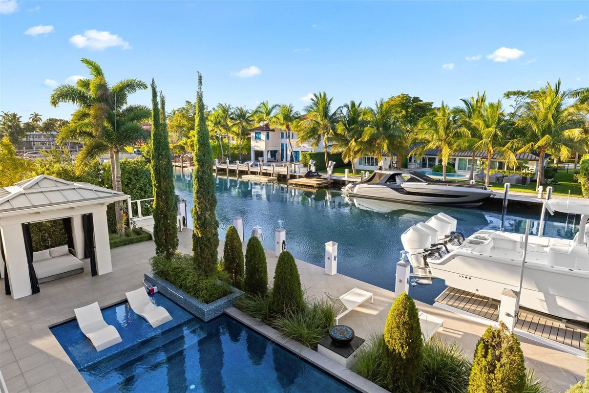 Exterior, Pool, Water