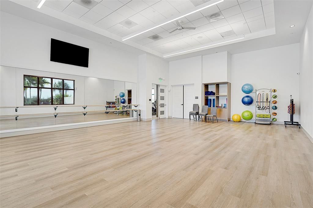 Fitness Equipment, Interior, Recessed Lighting, Wood Texture Flooring