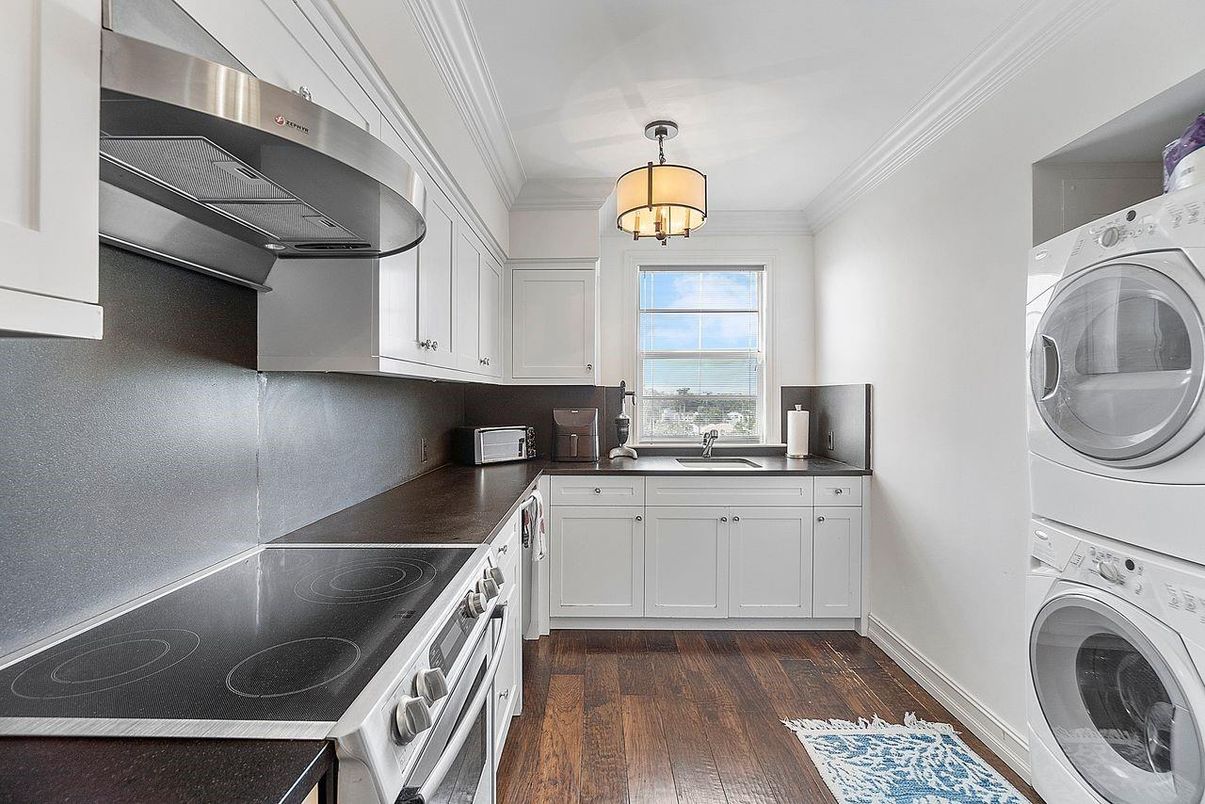 Interior, Kitchen, Washer, Wood Texture Flooring