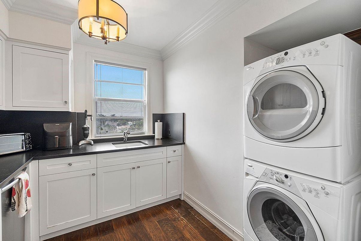 Interior, Utility Closets, Washer, Wood Texture Flooring