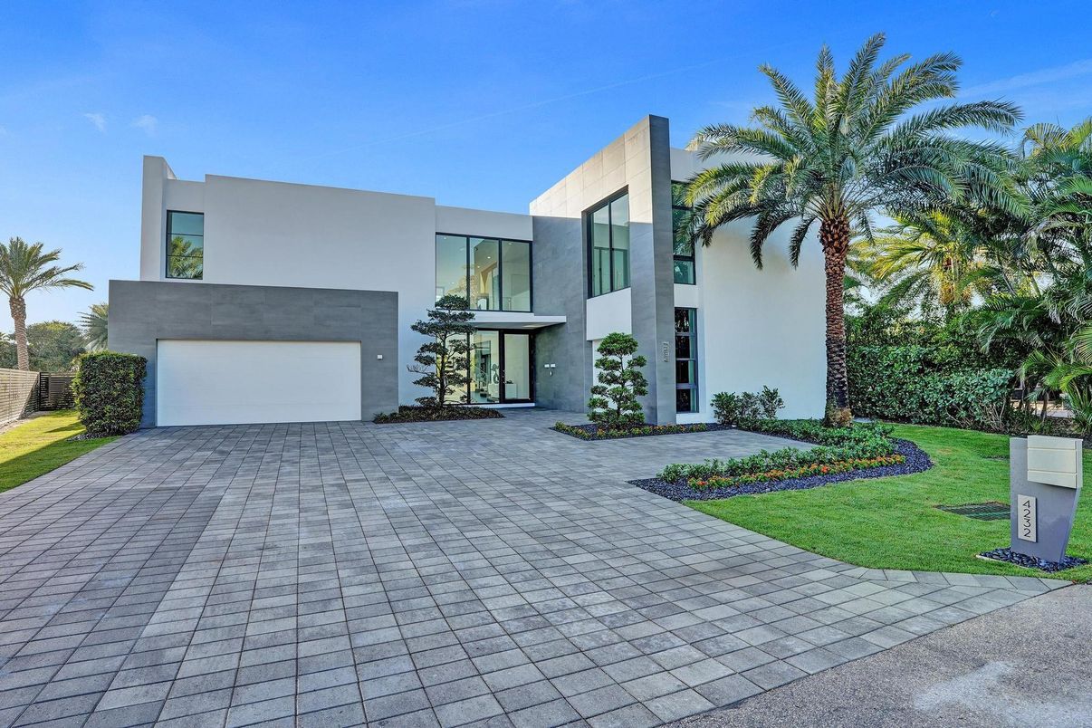 Attached, Backyard, Exterior, Facade, Modern