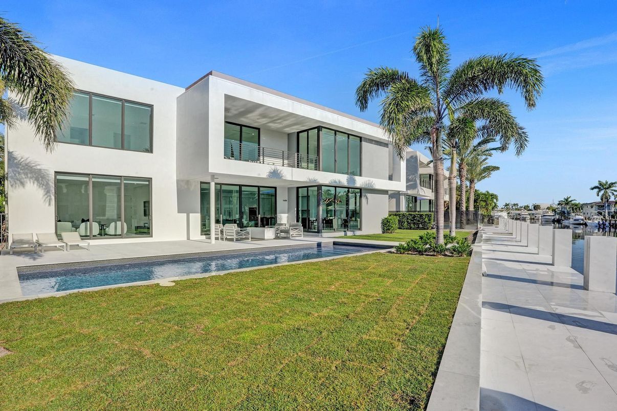 Backyard, Exterior, Facade, Pool, Modern