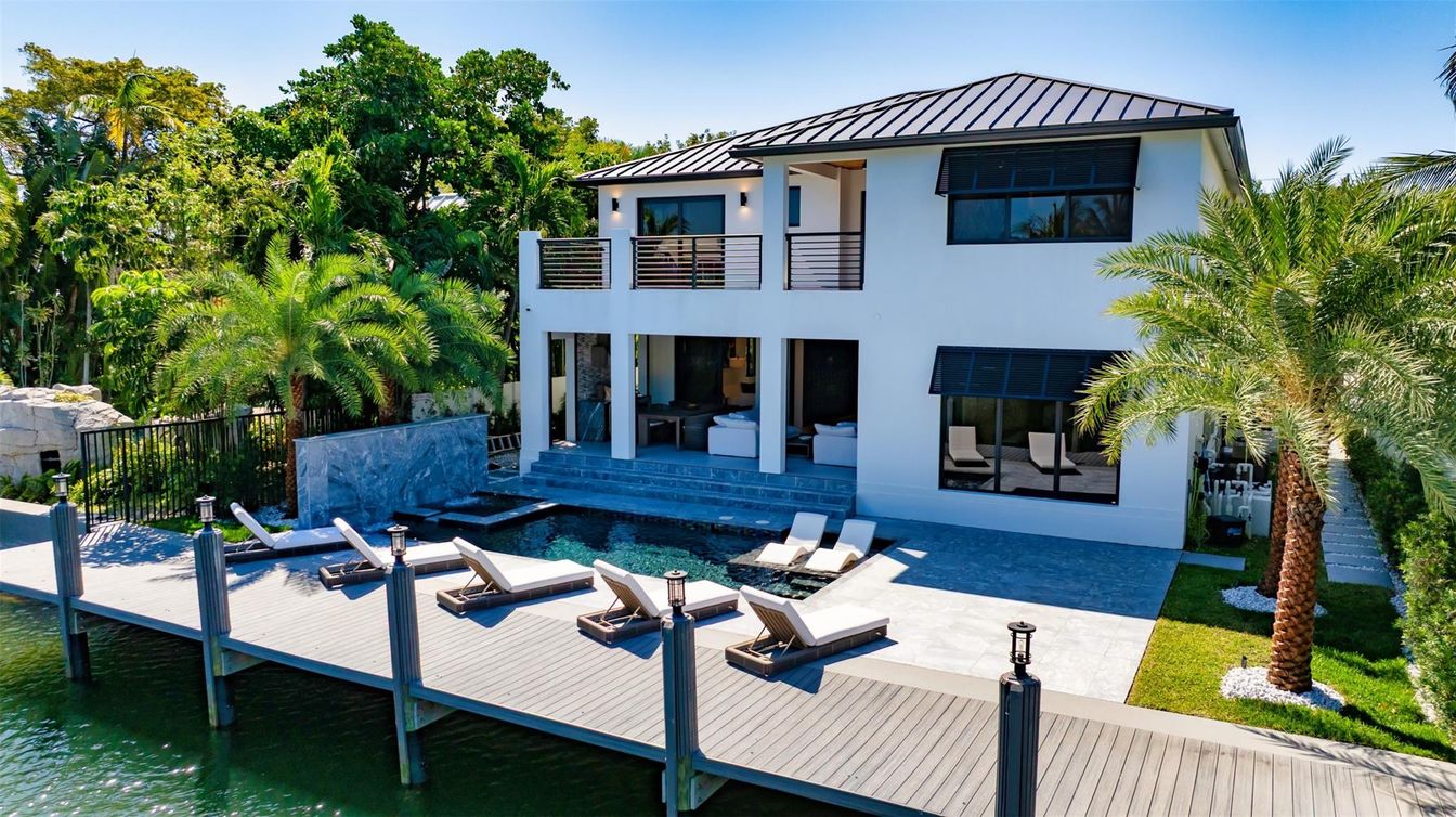 Exterior, Pool, Water