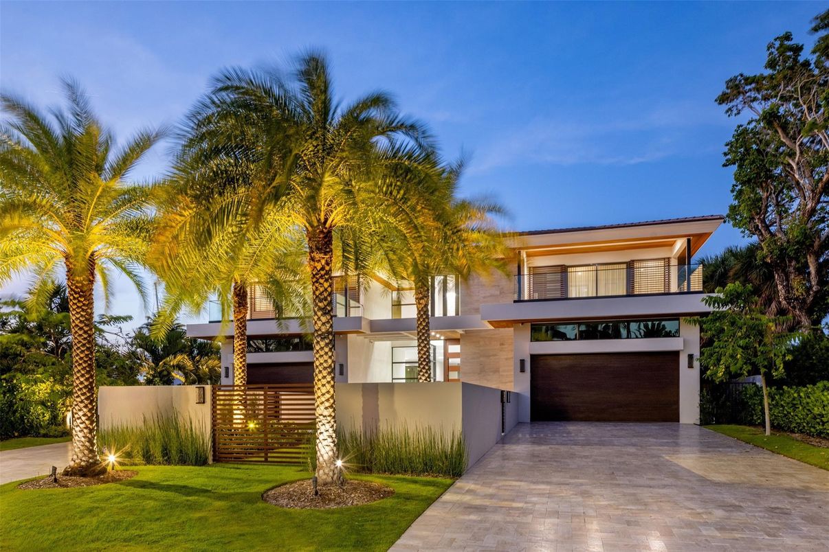 Attached, Exterior, Facade, Modern