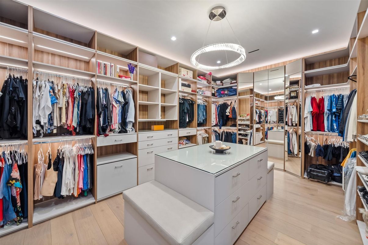 Interior, Pendant Lights, Recessed Lighting, Walk-in Closets, Wood Texture Flooring