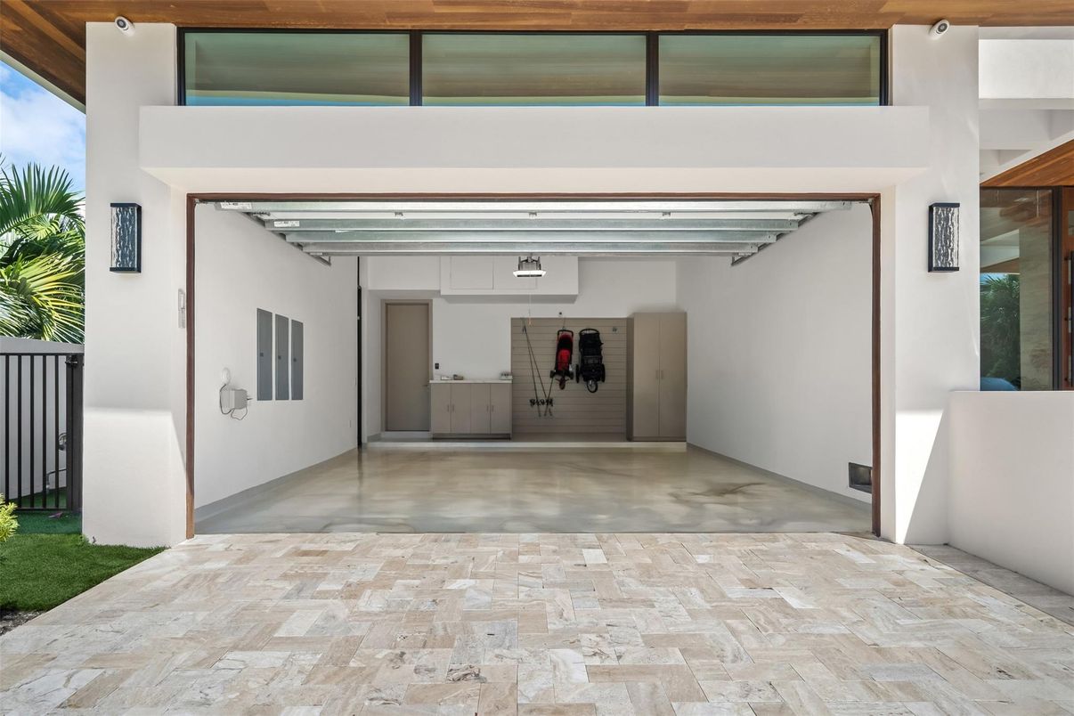 Exterior, Garage