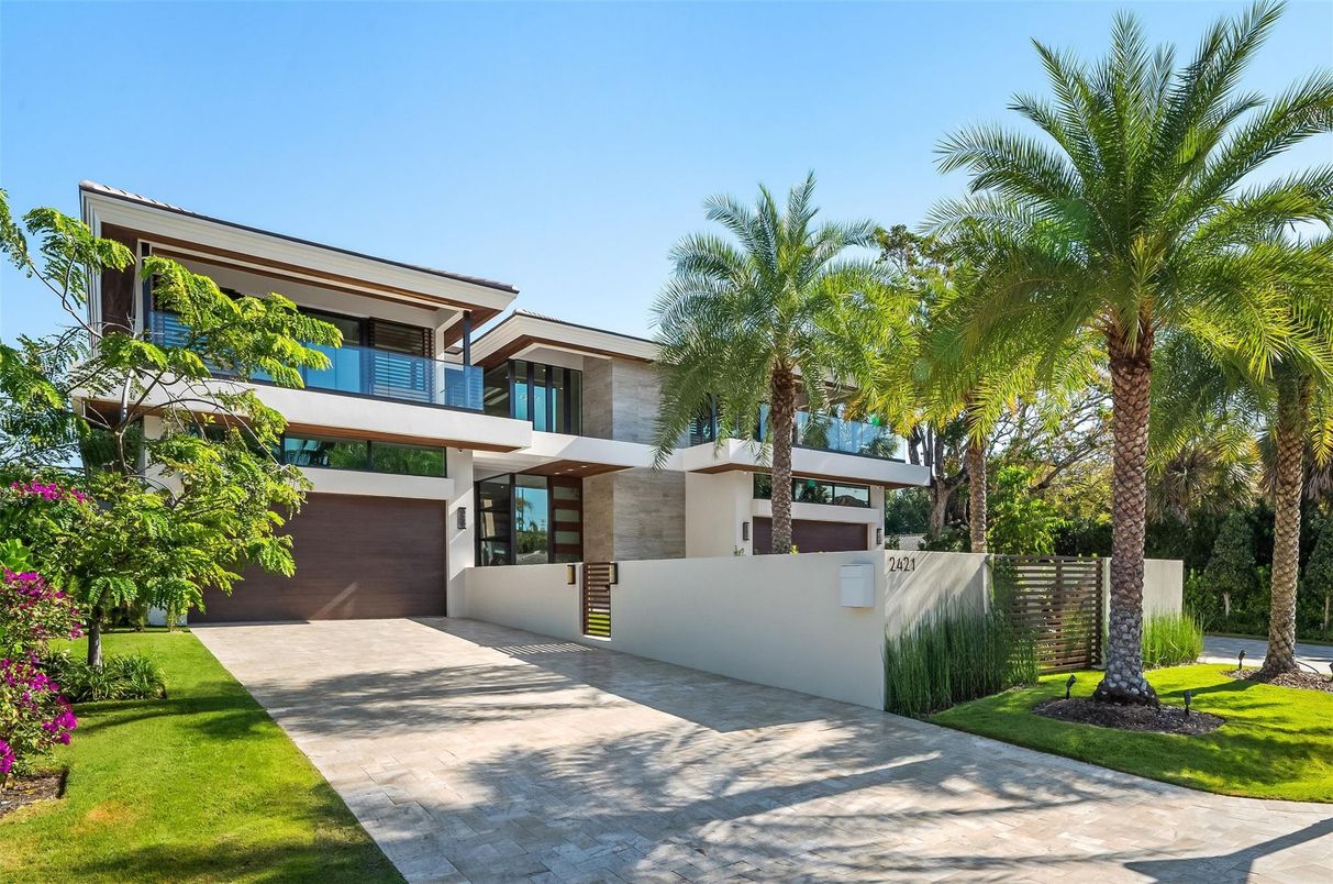 Attached, Exterior, Facade, Modern