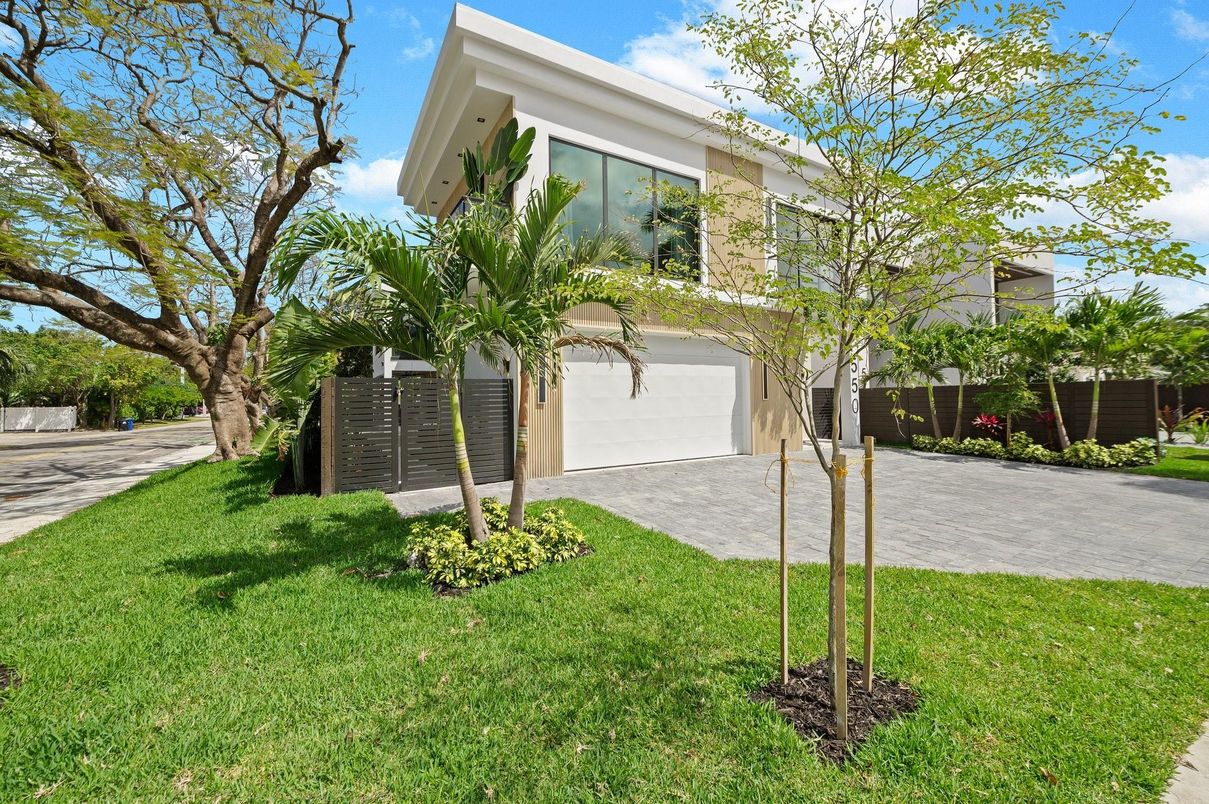 Attached, Backyard, Exterior, Facade, Modern