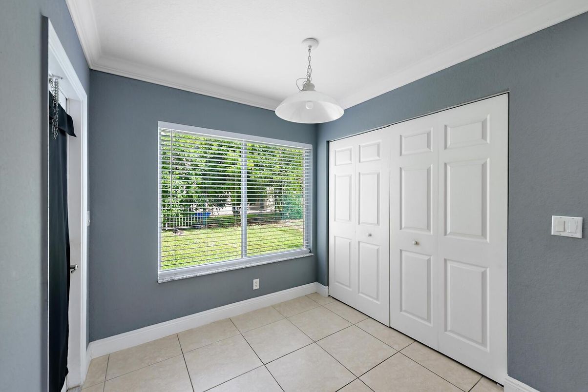 Empty room, Interior, Pendant Lights