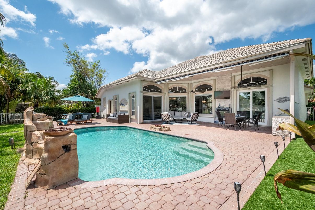 Exterior, Pool