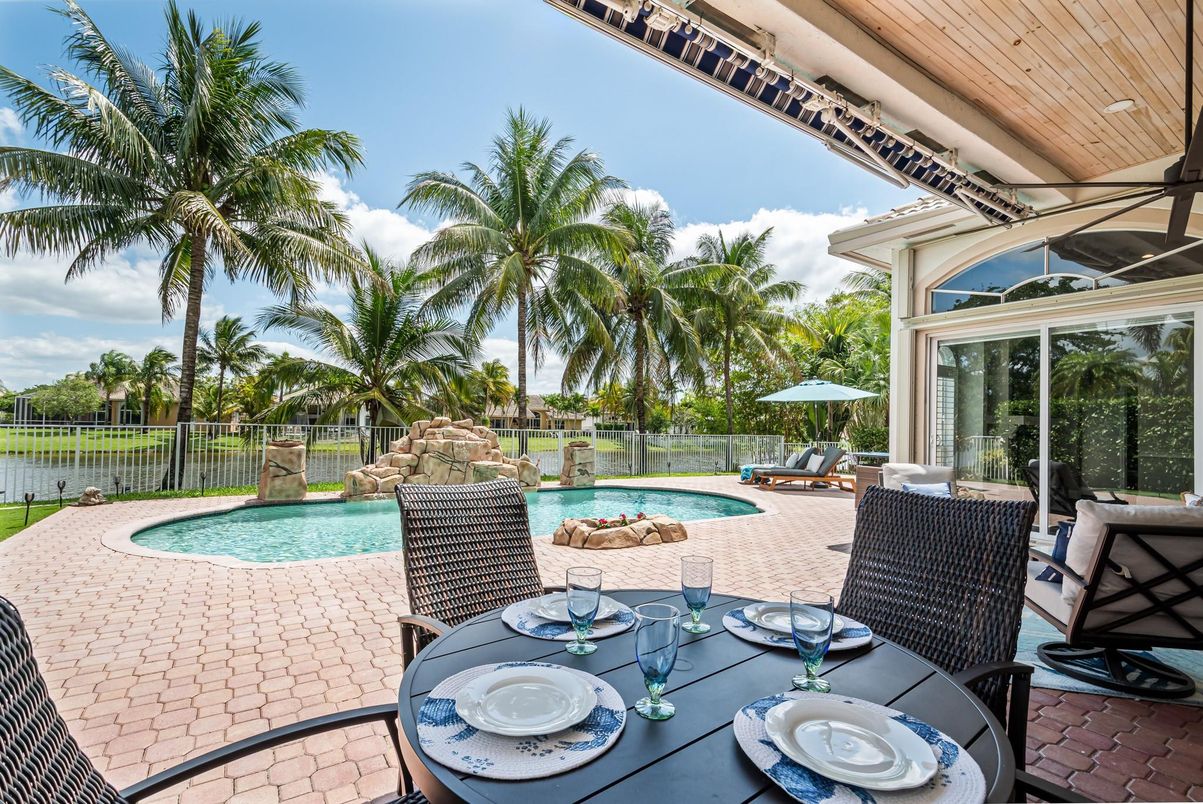 Exterior, Pool, Water