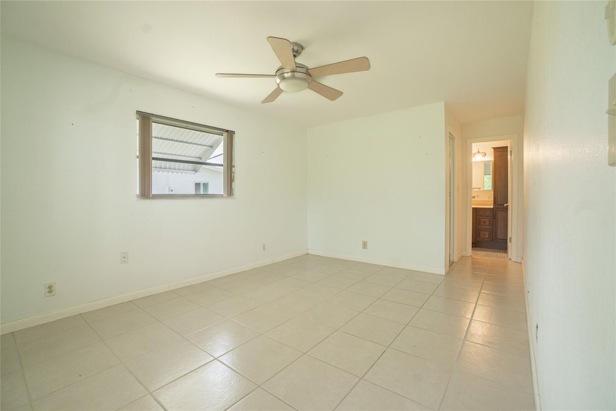 Empty room, Interior
