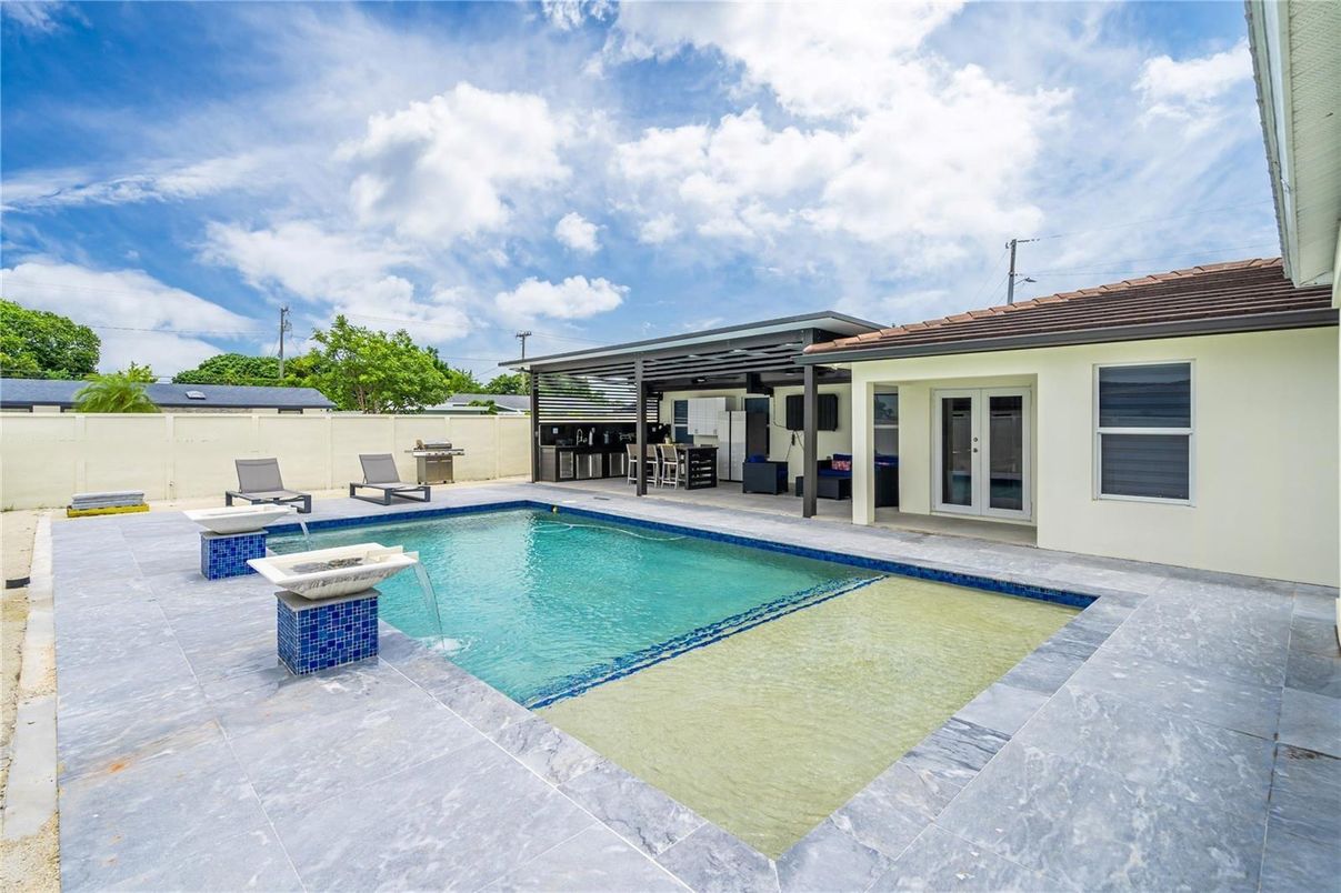 Exterior, Pool