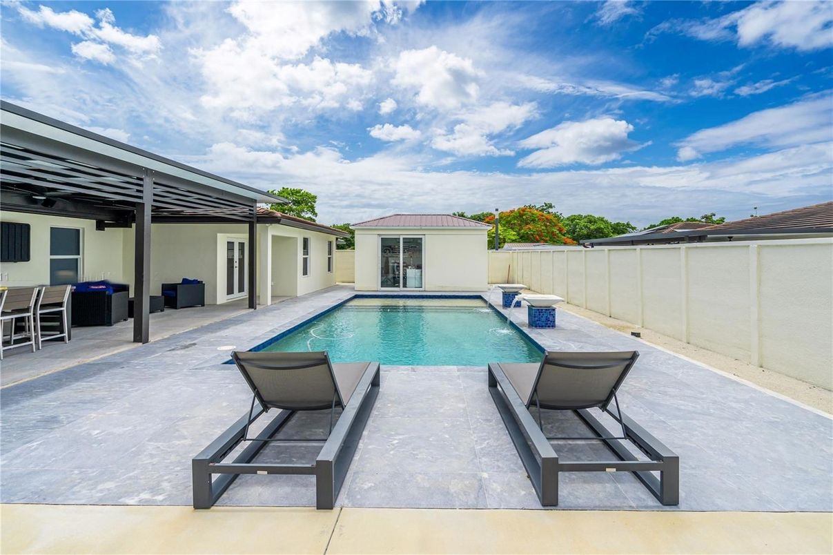 Exterior, Pool