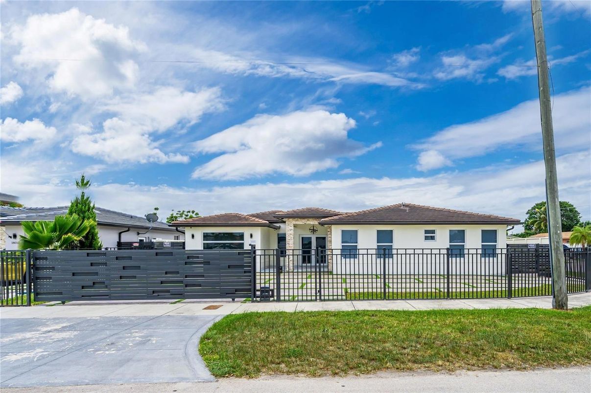 Attached, Exterior, Facade, Ranch