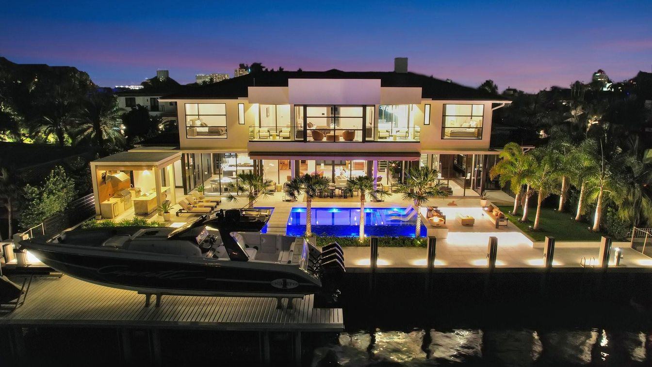 Exterior, Facade, Pool, Modern