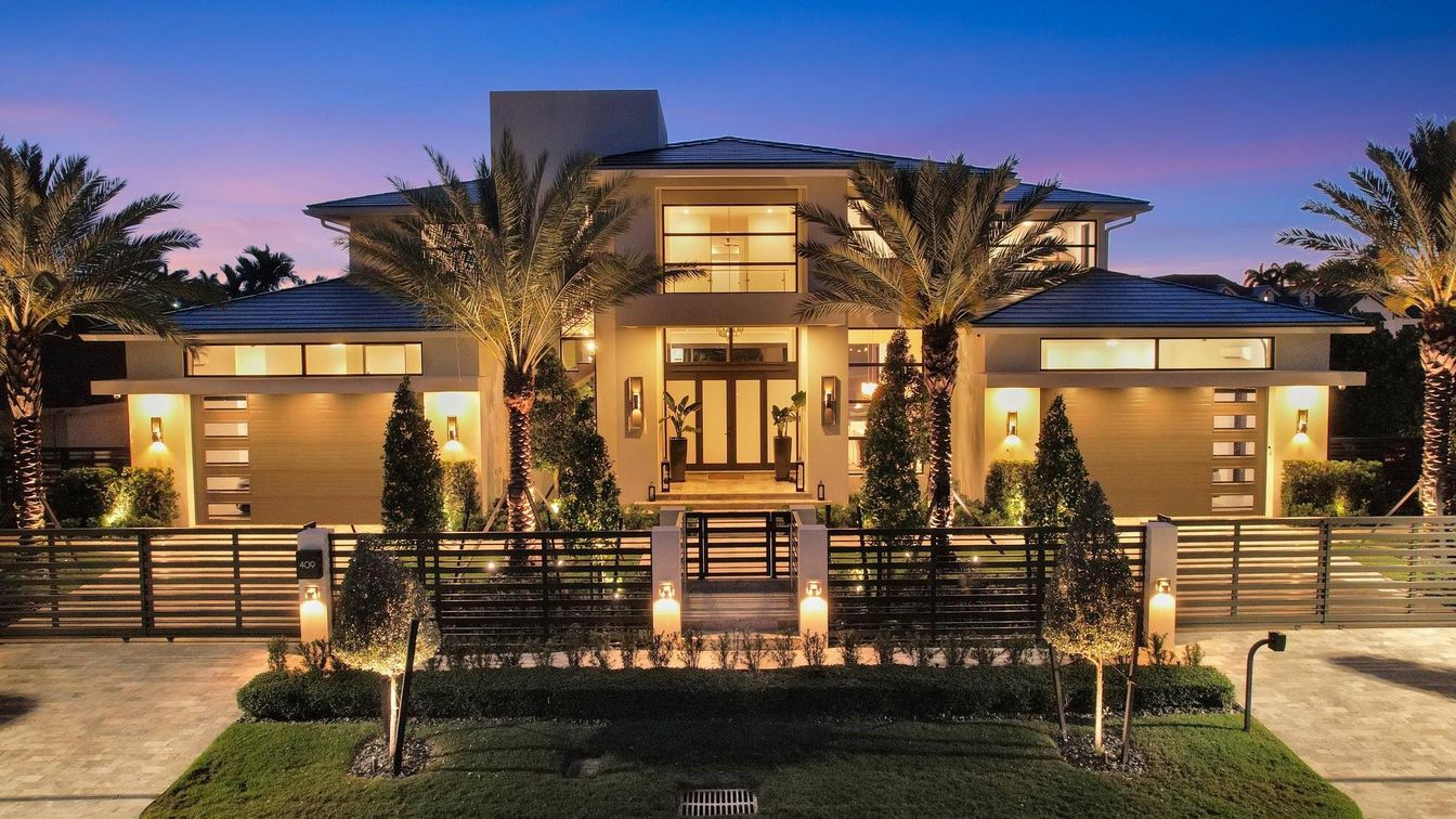 Attached, Exterior, Facade, Modern
