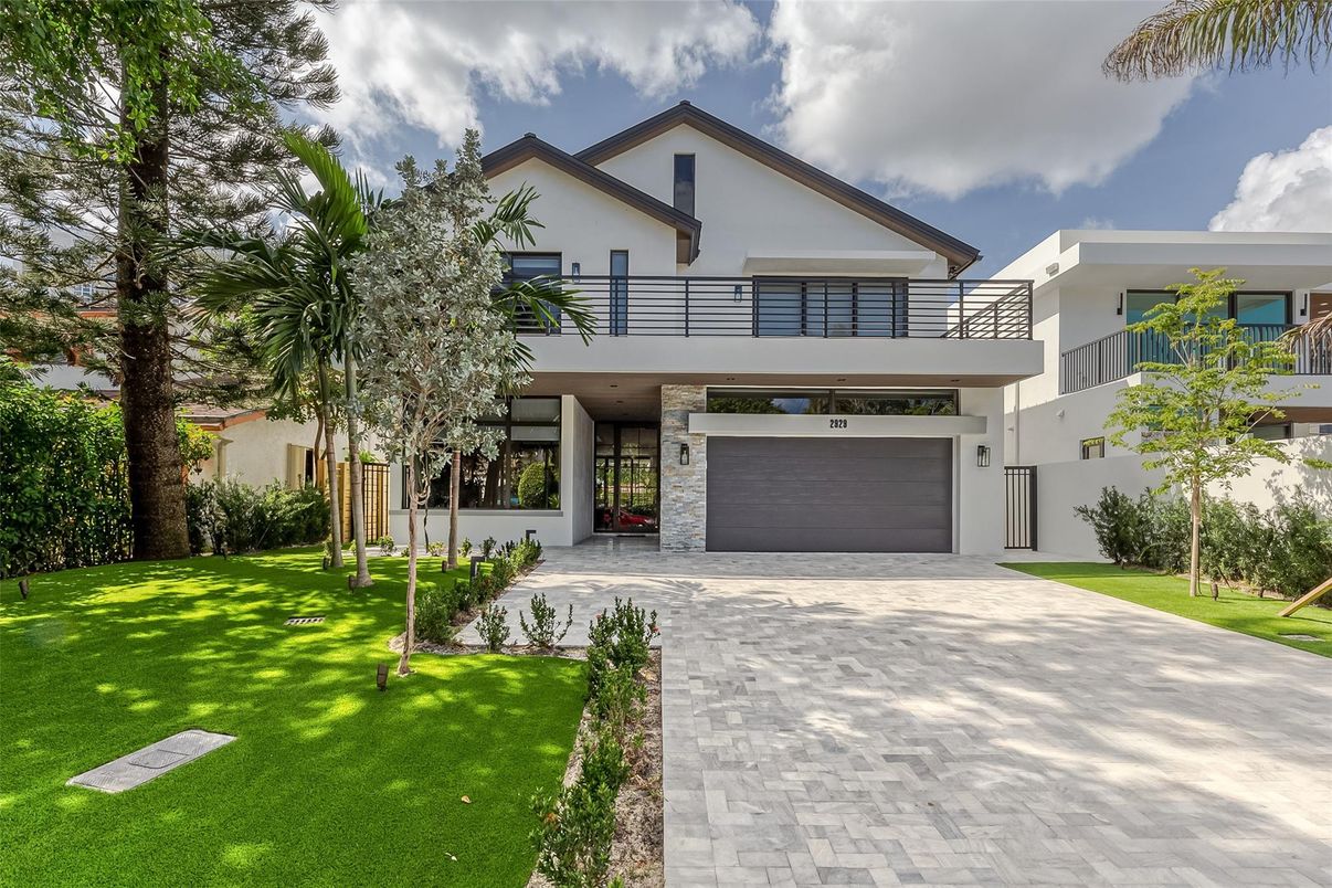 Attached, Backyard, Exterior, Facade, Modern