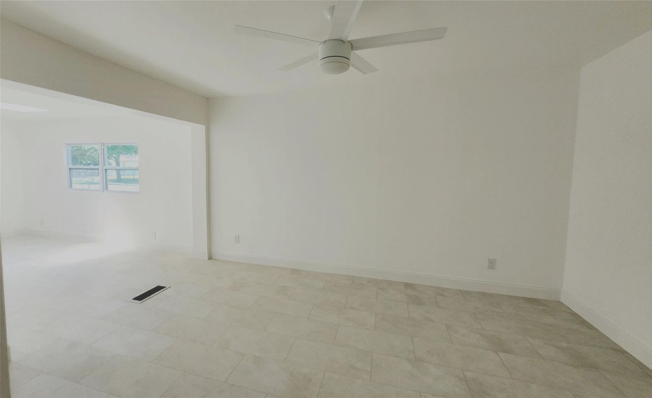 Empty room, Interior